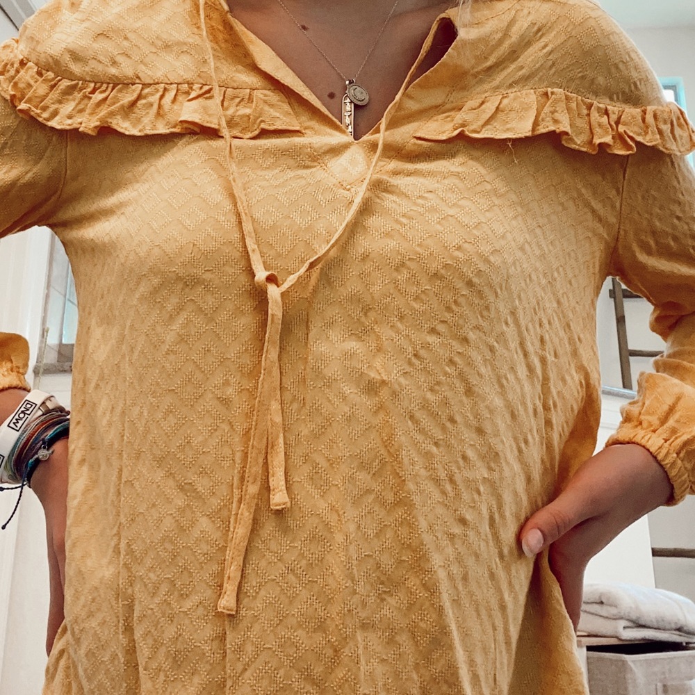 CUTE YELLOW SHIRT!